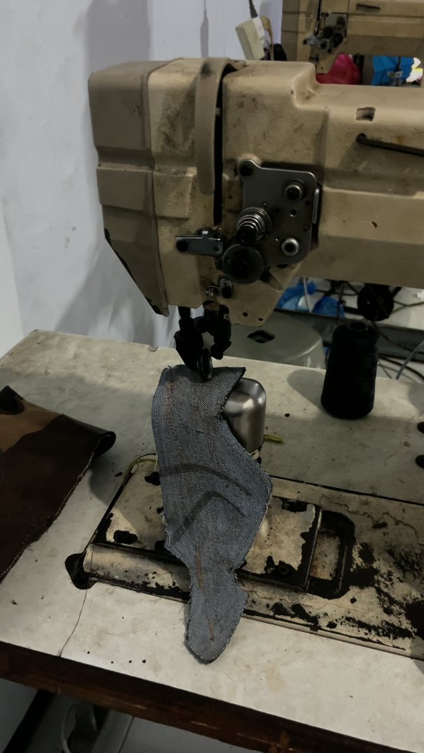 Mesin jahit industri menjahit bagian atas sepatu